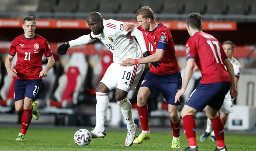 Romelo Lukaku v souboji s Tomášem Součkem při kvalifikačním utkání Česka proti Belgii