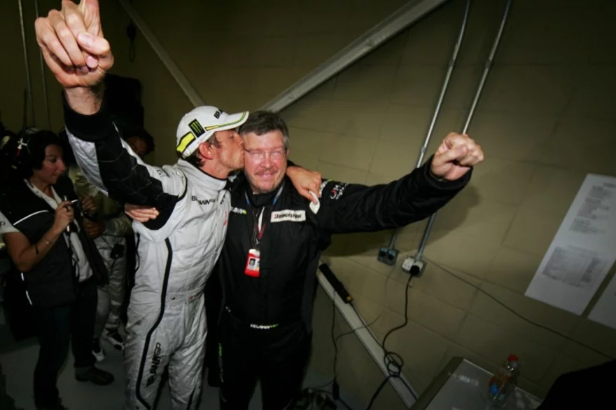 Button v objetí s Rossem Brawnem po zisku titulu mistra světa