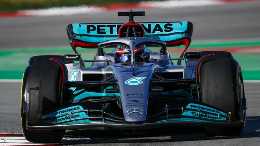 George Russell při závodu