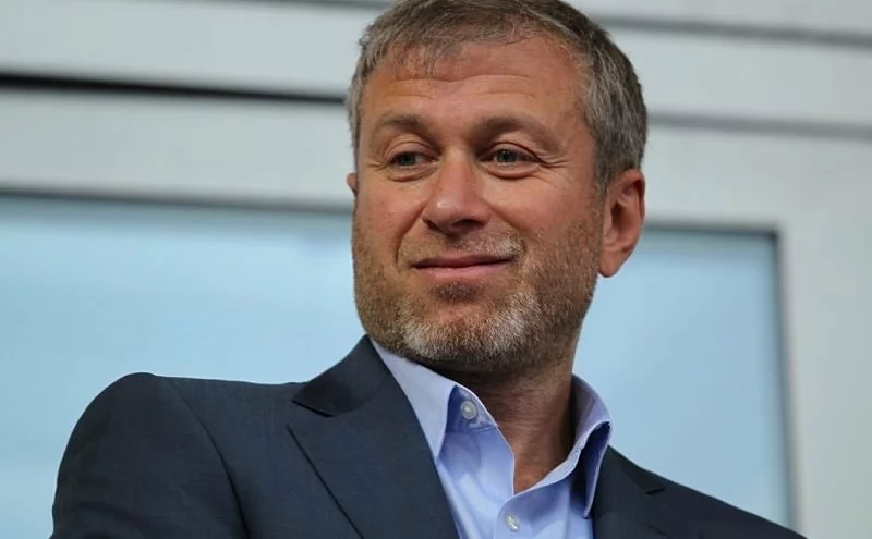 Sankce dopadají i na majitele Chelsea. Abramovič předal klub správcům