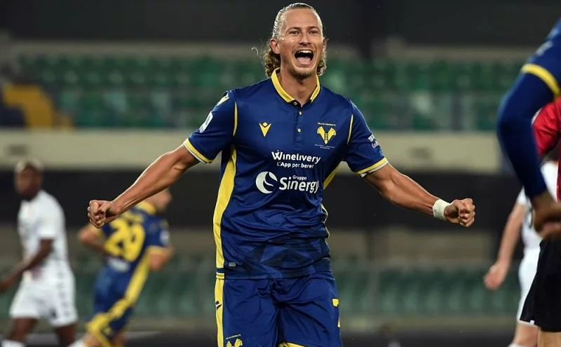 Barák v hledáčku AC Milán